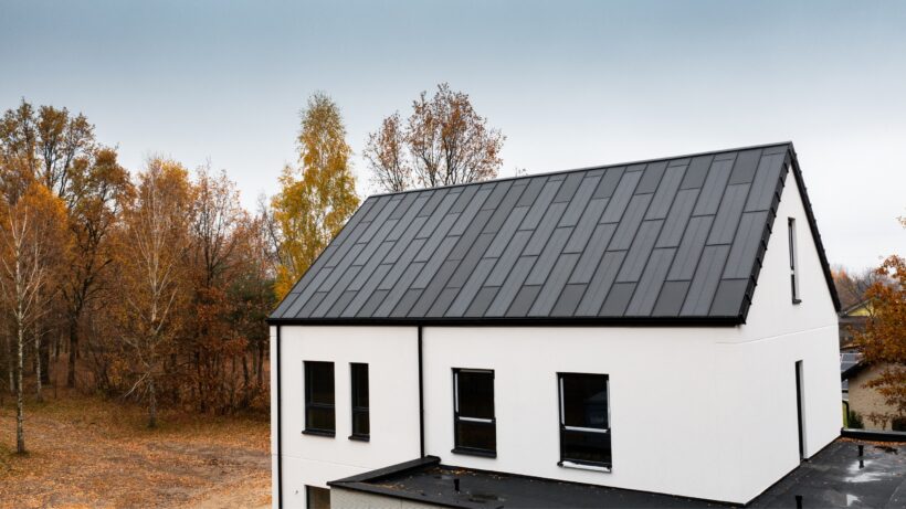 Integruoto saulės modulių stogo SOLROOF įrengimas vietovėje Bolesławek (Lenkija)