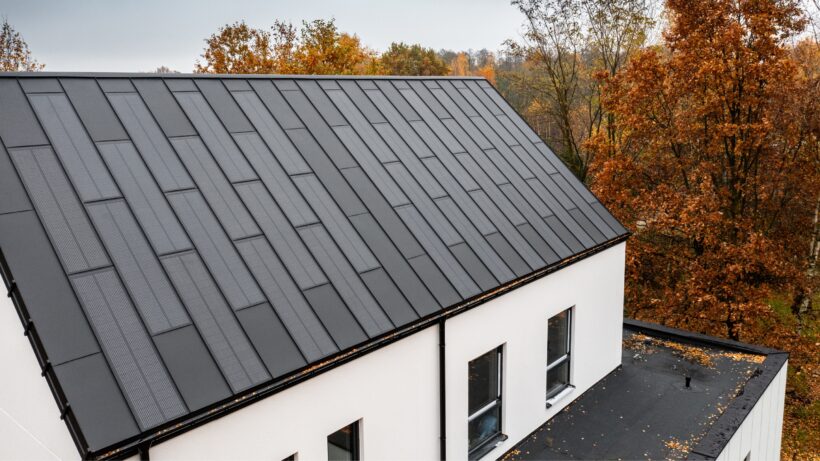 Integruoto saulės modulių stogo SOLROOF įrengimas vietovėje bolesławek