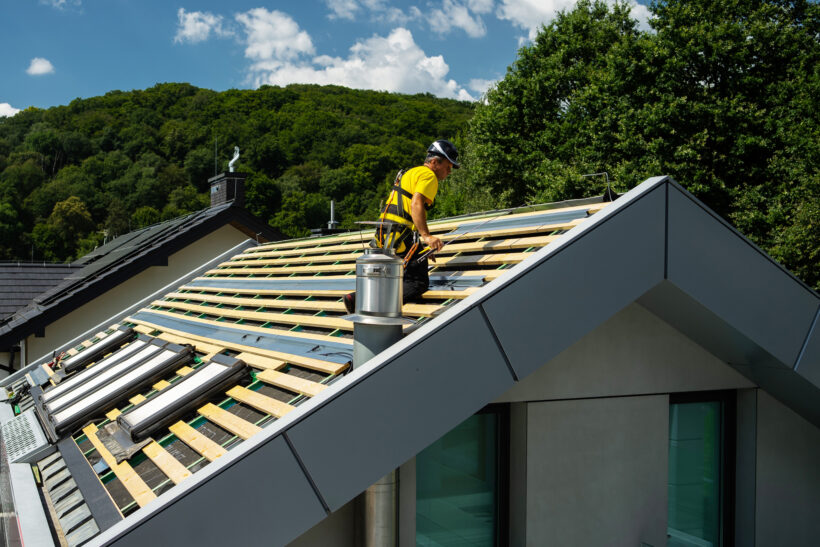Dofinansowania do wymiany dachu z azbestu. Dobry czas na montaż zintegrowanego dachu fotowoltaicznego. 