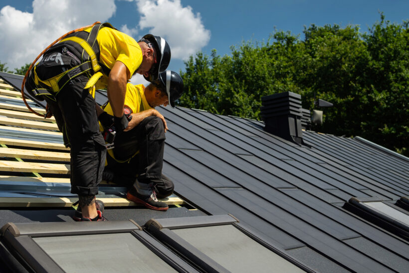 Fotovoltaikus tető szerelése tetőfedők által – SOLROOF