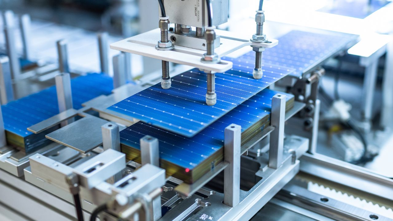 Production of FIT VOLT Panels for BIPV SOLROOF Steel Roof